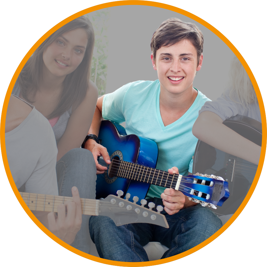 Jugendliche spielen Gitarre