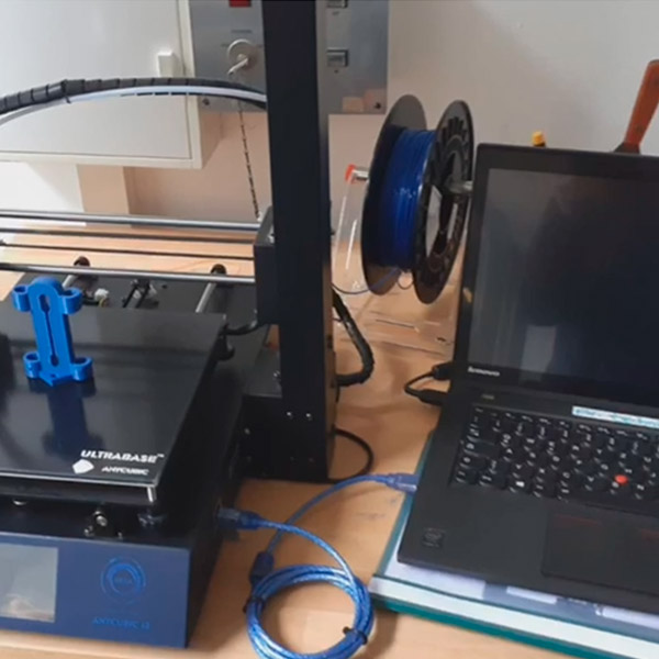 Bild 3D Drucker mit Computer